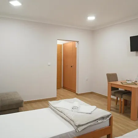 ゲストハウス Prenociste I Restoran Ihthis 3*