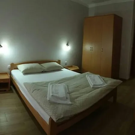 ゲストハウス Prenociste I Restoran Ihthis 3*