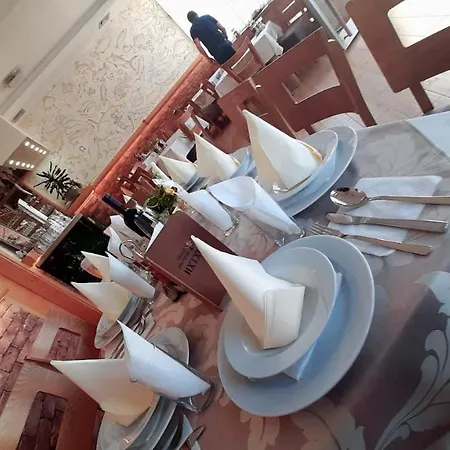 ゲストハウス Prenociste I Restoran Ihthis 3*